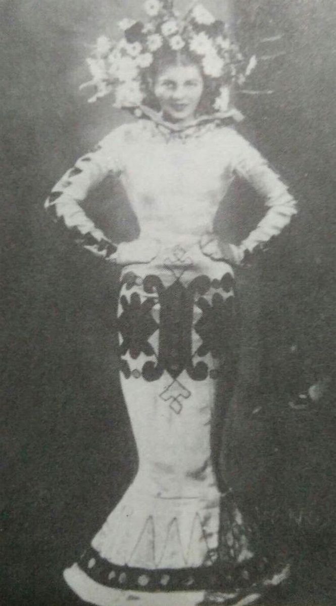 На світлині Наталка Чолій в костюмі «керамічний флякон». 1935 р.