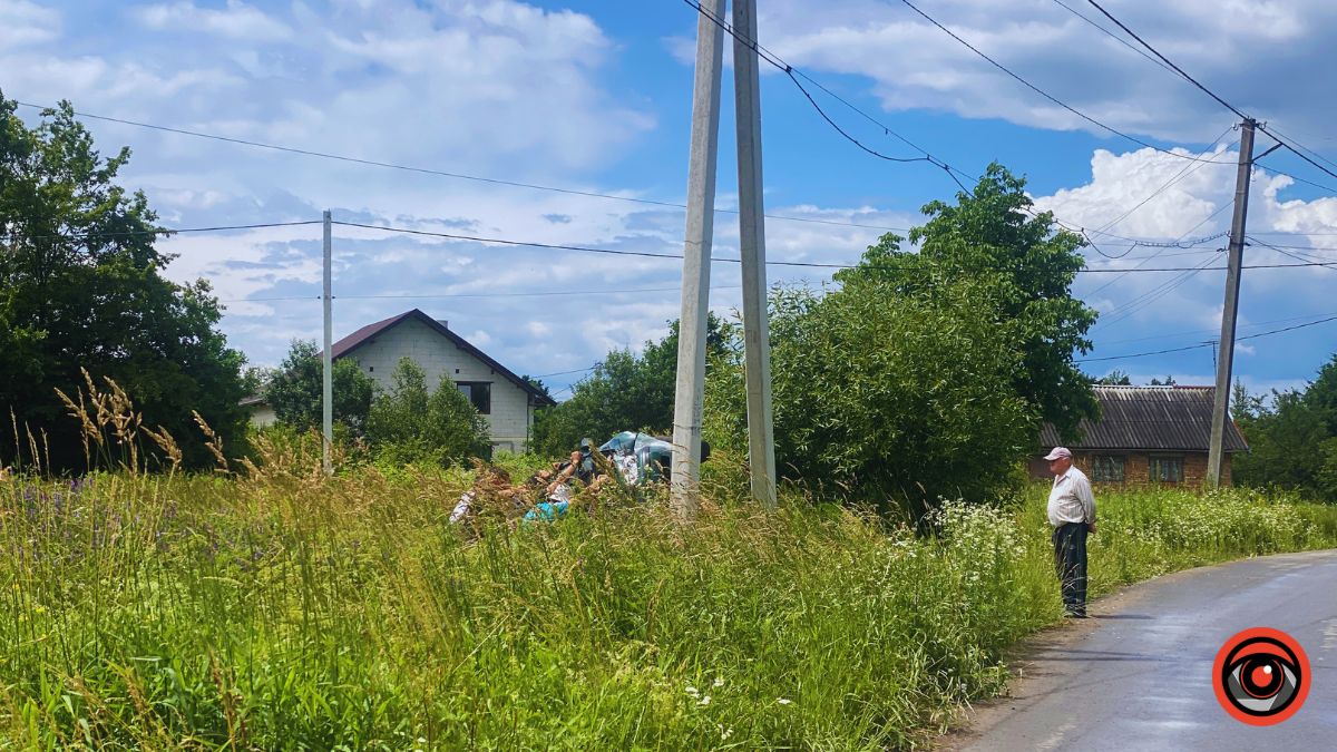 Потужна ДТП у Коломиї: авто злетіло з дороги в кювет та врізалось у стовп