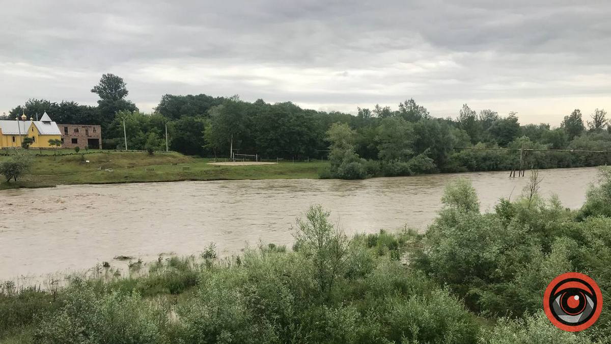 Через сильні зливи у річці Прут піднявся рівень води
