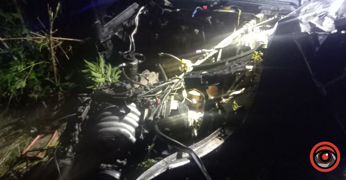 На Франківщині водій “Audi” влетів у відбійник та застряг в авто