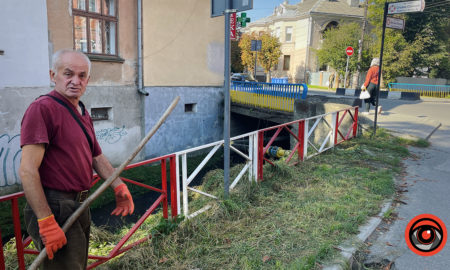 На вулиці Степана Тарабалки комунальники косять береги і чистять русло Радилівки