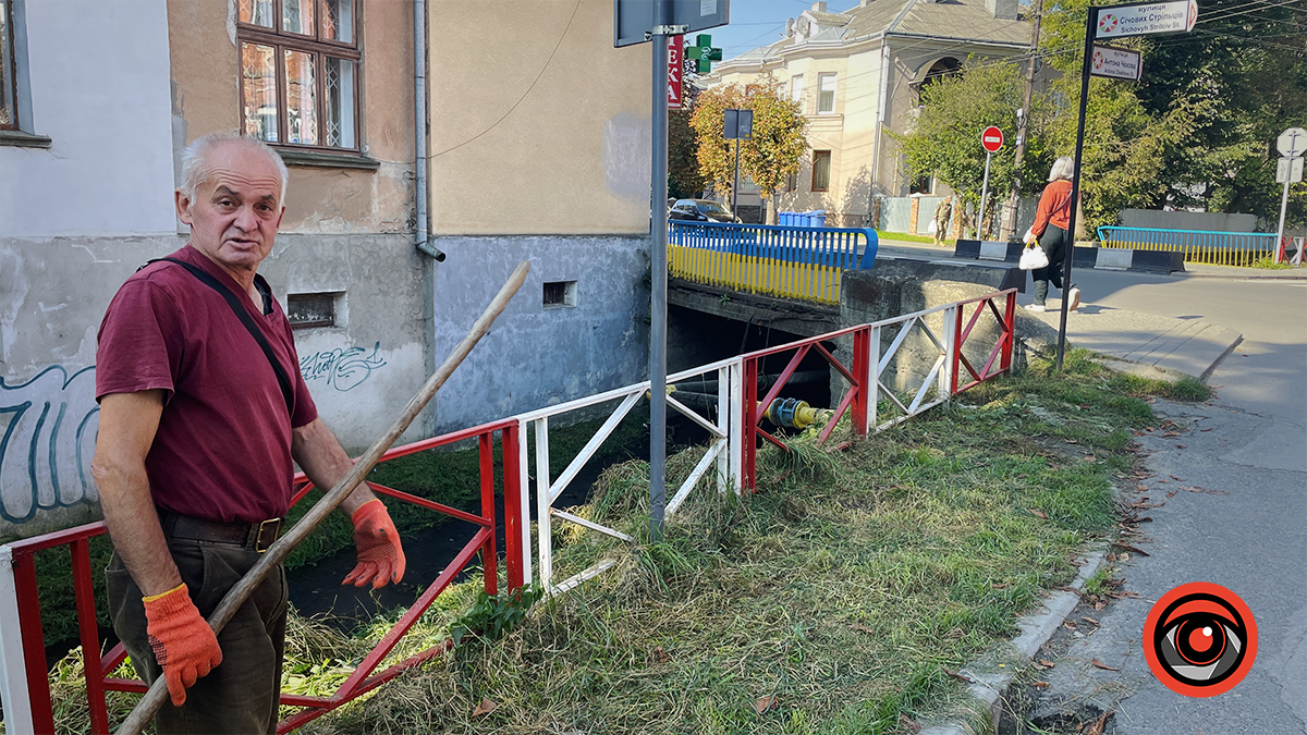 На вулиці Степана Тарабалки комунальники косять береги і чистять русло Радилівки