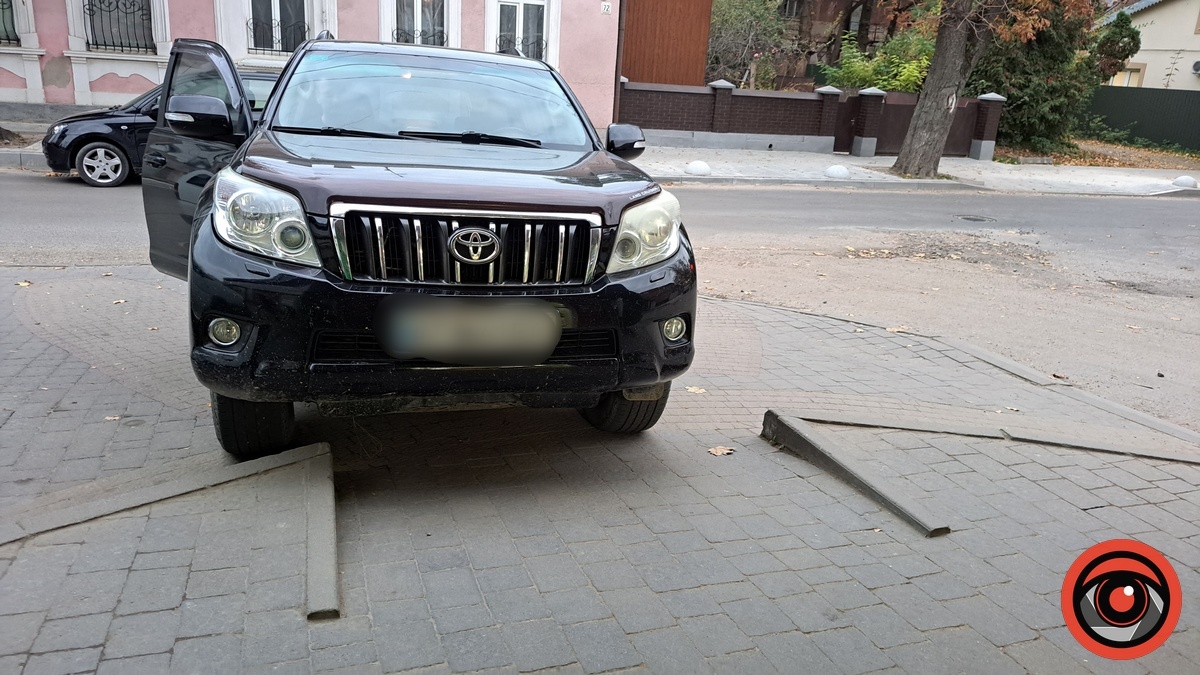 Заблокував пандус до супермаркету: ще одне рагулське паркування в Коломиї