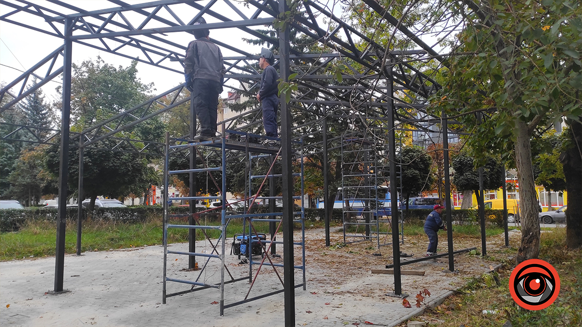 На вулиці Січових Стрільців розпочали встановлення металоконструкції на майданчику для ярмарку
