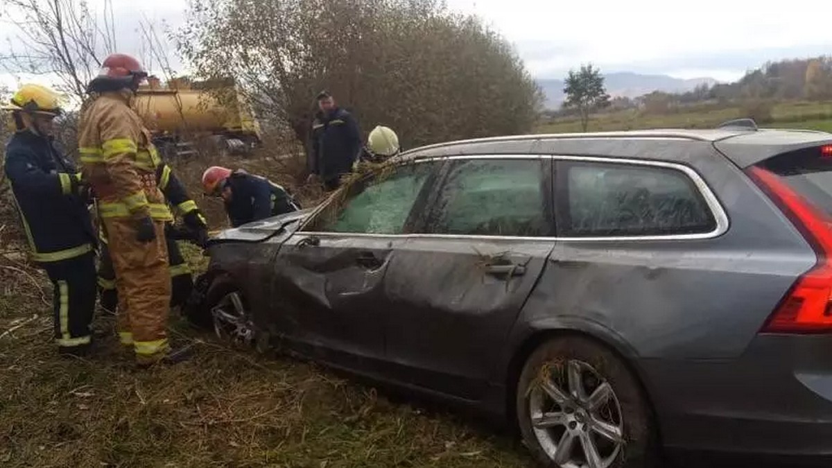 ДТП на Надвірнянщині: авто понівечило, постраждали двоє людей