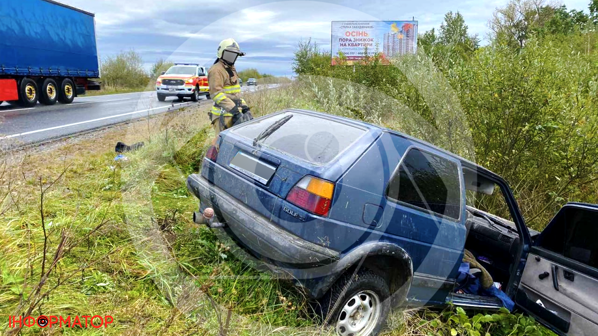 ДТП під Коломиєю: автомобіль опинився в кюветі
