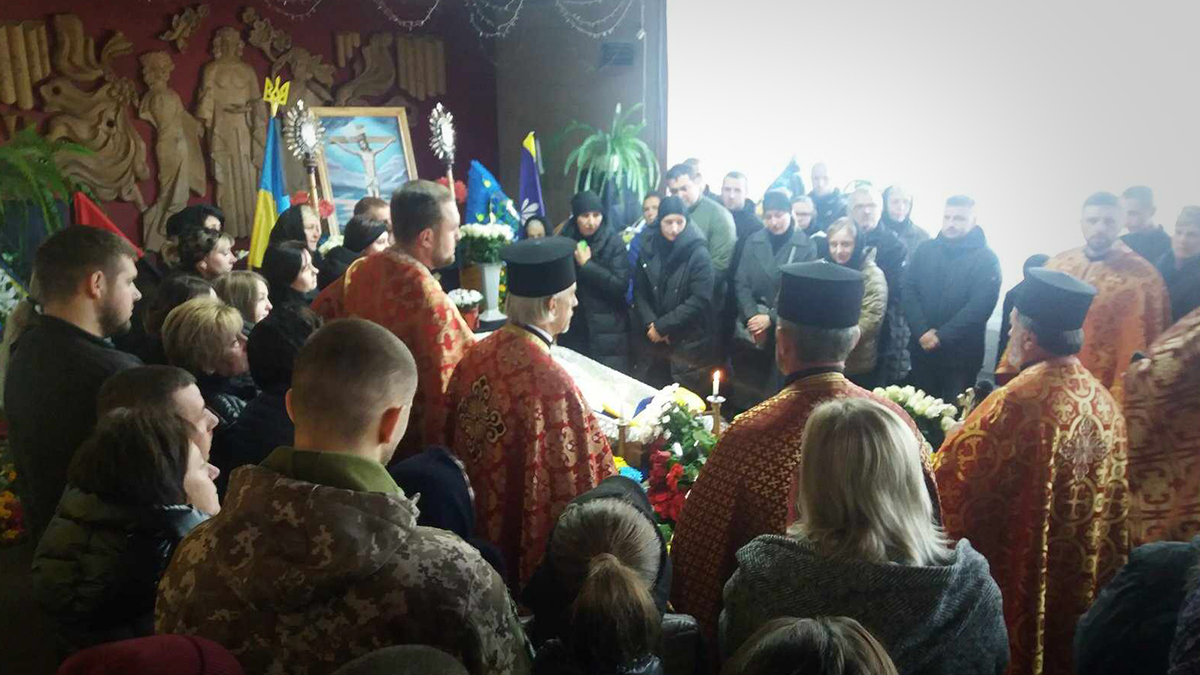 На Коломийщині десятки людей прийшли провести в останню путь молодого воїна Василя Надурака