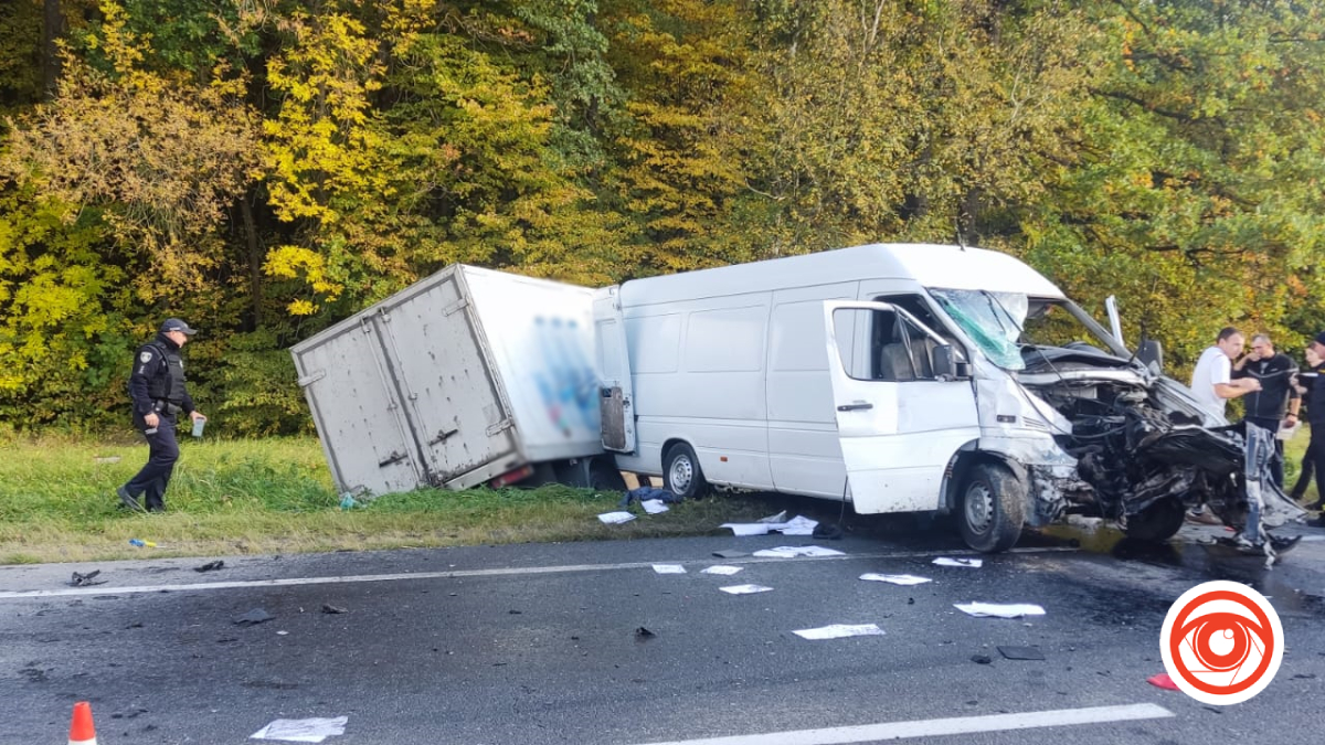 На Коломийщині зіштовхнулися вантажівка та бус: від удару автівки злетіли у кювет