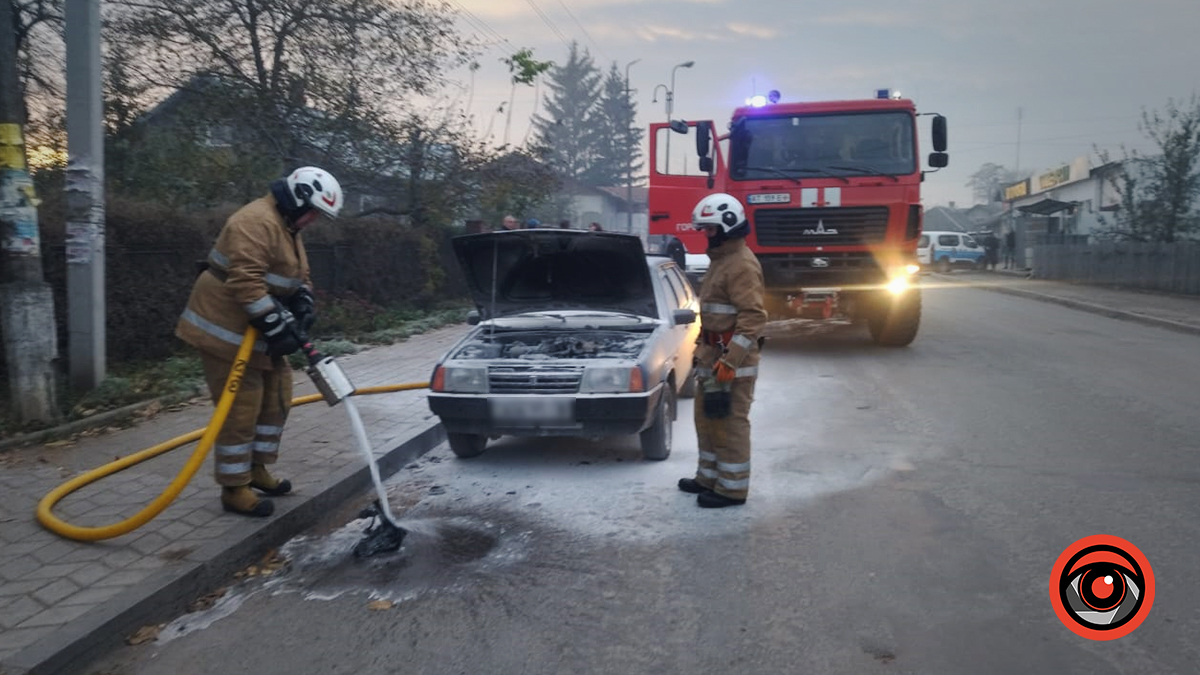 У Городенці пожежники рятували від вогню автомобіль