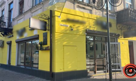 У центрі Коломиї частину історичної будівлі зафарбували в яскраво-жовтий колір