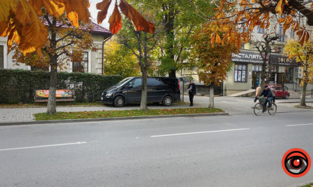 Заїхав прямо на тротуар: рагульські паркування у Коломиї не закінчуються