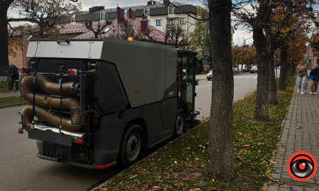 Як у Коломиї працює машина-вуличний прибиральник за понад 7 млн грн