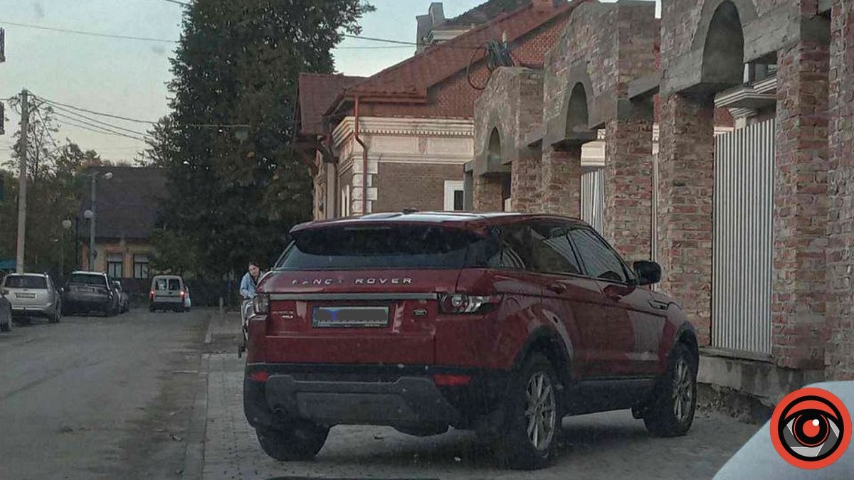 І знову зухвалий Range Rover: рагульське паркування в Коломиї