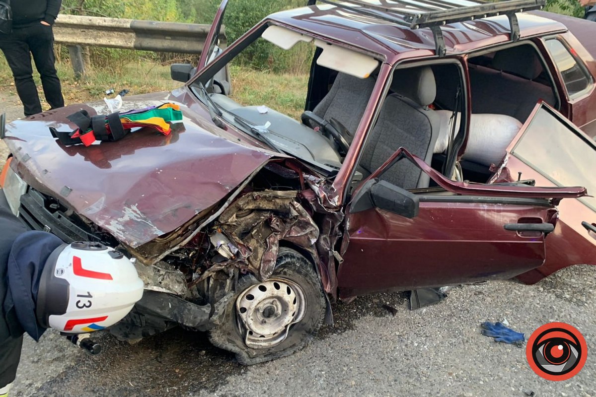 Жахлива автотроща на Прикарпатті: водія затисло в понівеченому авто