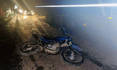 На Коломийщині мотоцикліст врізався в автопоїзд