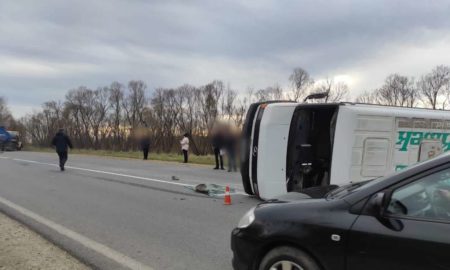 На автодорозі Н-10 на Прикарпатті зіткнулись вантажівка та автобус