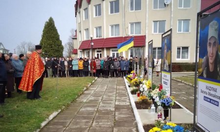 На Коломийщині встановили меморіальну дошку та банер молодому захиснику Василю Надураку