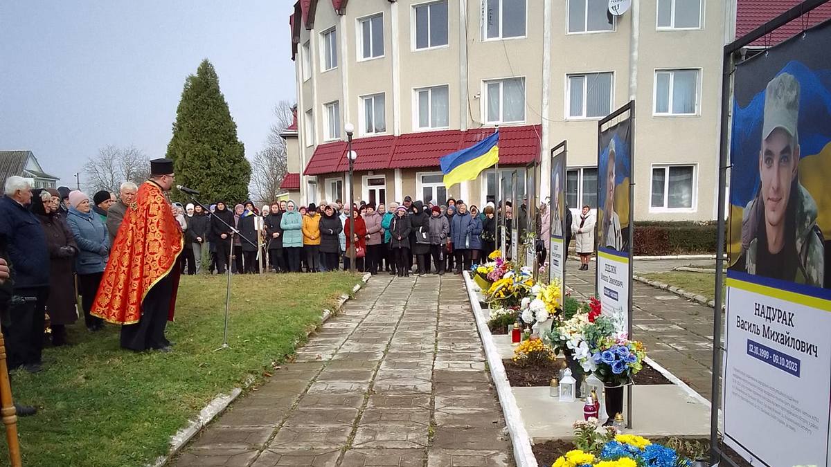 На Коломийщині встановили меморіальну дошку та банер молодому захиснику Василю Надураку