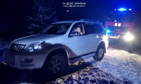 На Верховинщині авто знесло з дороги: витягували рятувальники