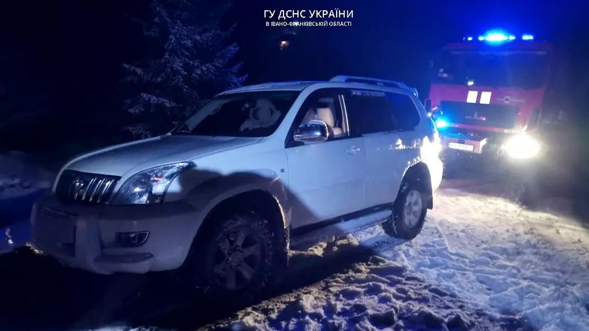 На Верховинщині авто знесло з дороги: витягували рятувальники