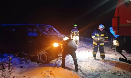 Два автомобіля, які застрягли через снігопад, витягали рятувальники Прикарпаття