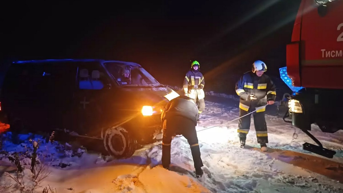 Два автомобіля, які застрягли через снігопад, витягали рятувальники Прикарпаття