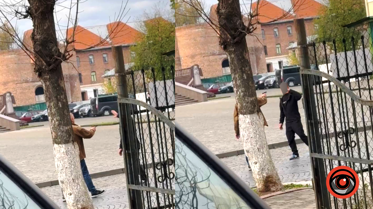 У центрі Коломиї невідомий чоловік направив пістолет на людину: відео