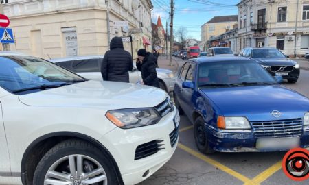 На розі вулиць у Коломиї зіткнулися авто, проїзд дещо ускладнений