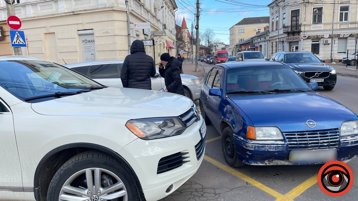 На розі вулиць у Коломиї зіткнулися авто, проїзд дещо ускладнений