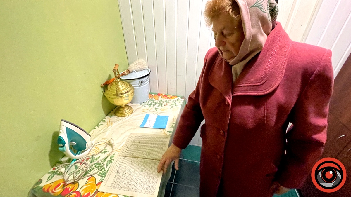 пані Марія Комара, скарбниця церкви, показує бухгалтерію пожертв обертинців. 