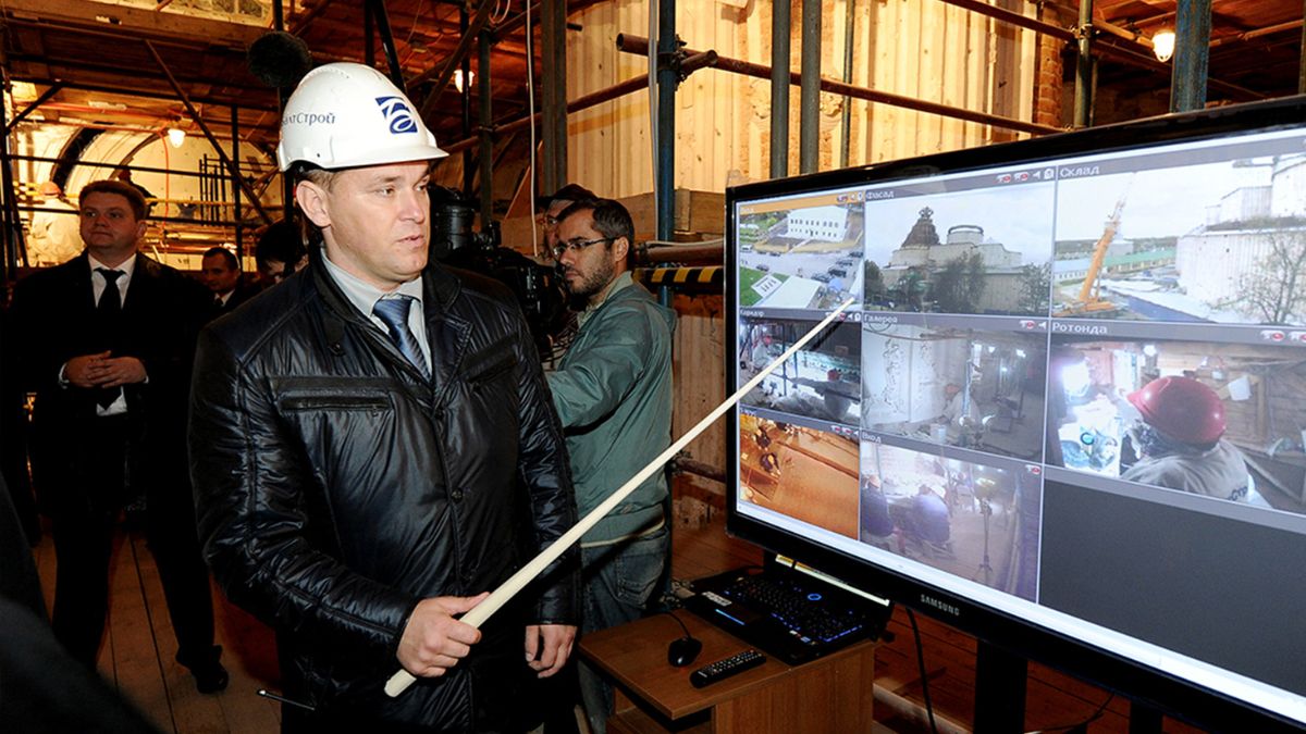 СБУ встановила, що залученими до робіт фірмами-підрядниками керував громадянин України, уродженець Івано-Франківської області. З 2014 року він перебуває в рф, де володіє будівельним бізнесом.