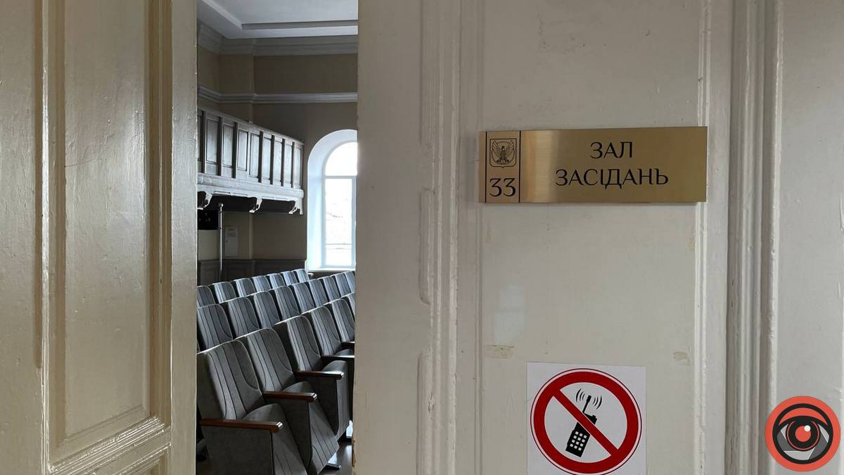 "Шановні депутати!", - звертався міський голова Коломиї до порожніх крісел