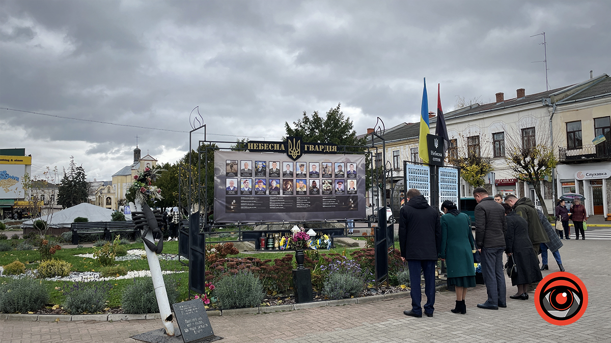 віти склали спершу до о стендів Небесної Сотні, Небесної Гвардії