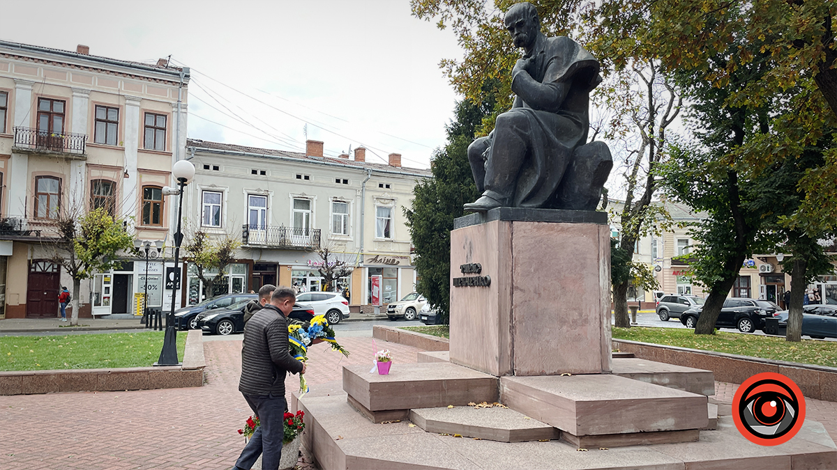 Квіти склали спершу до пам'ятника Шевченку