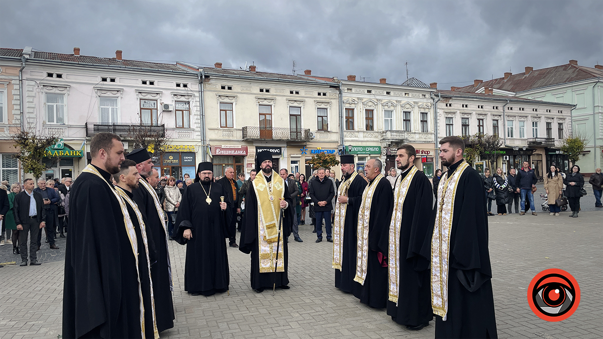 Квіти склали спершу до пам'ятника Кобзарю