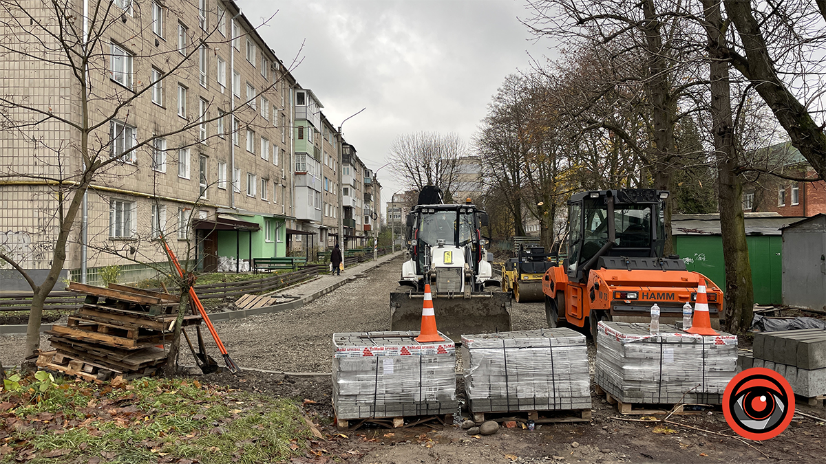 На вулиці Січових Стрільців у Коломиї розпочали ремонт дороги біля багатоповерхівки
