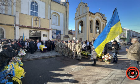Коломийська громада провела на вічний спочинок Героя Любомира Савчука
