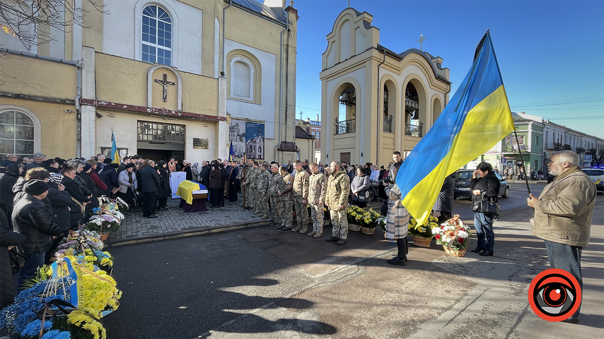 Коломийська громада провела на вічний спочинок Героя Любомира Савчука