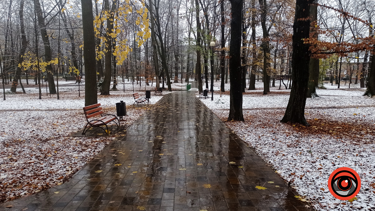 Міський парк Коломиї під першим снігом | Фоторепортаж