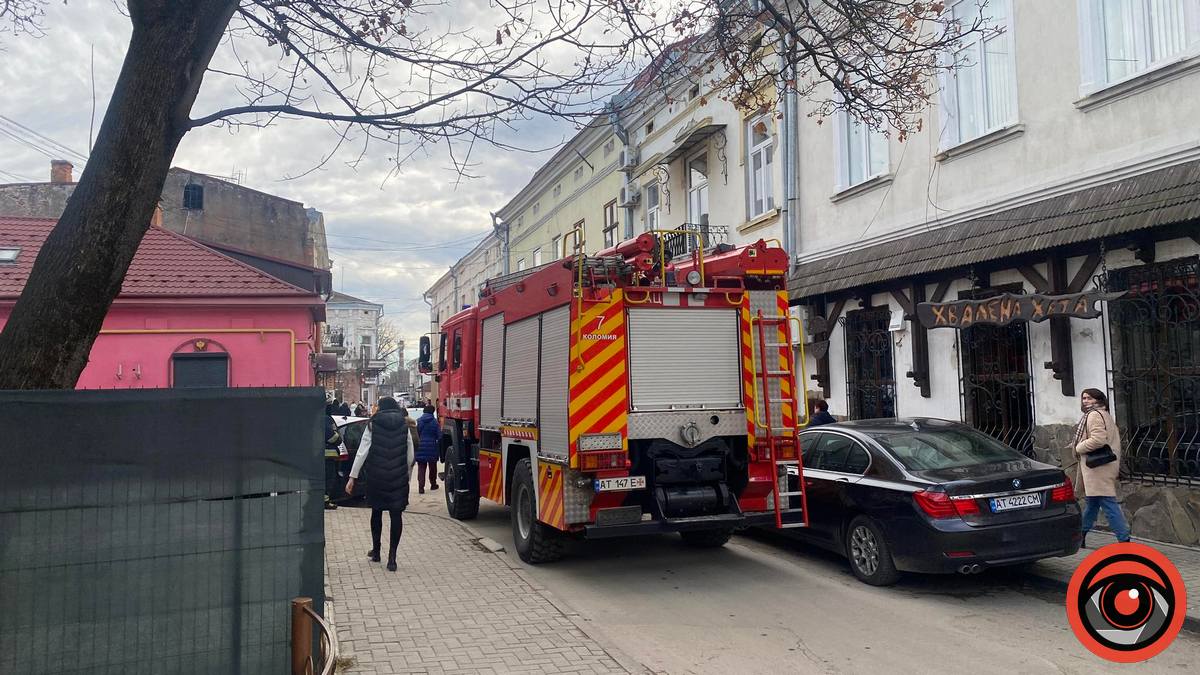 У центрі Коломиї з комина будинку йшов густий дим та іскрило