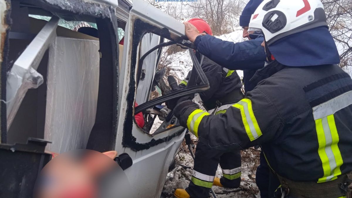 На Прикарпаття 2 дітей і 2 дорослих постраждали внаслідок зіткнення мікроавтобуса й легковика