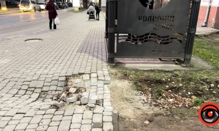 Після ремонту мережі у Коломиї залишилось купа болота і провалений тротуар