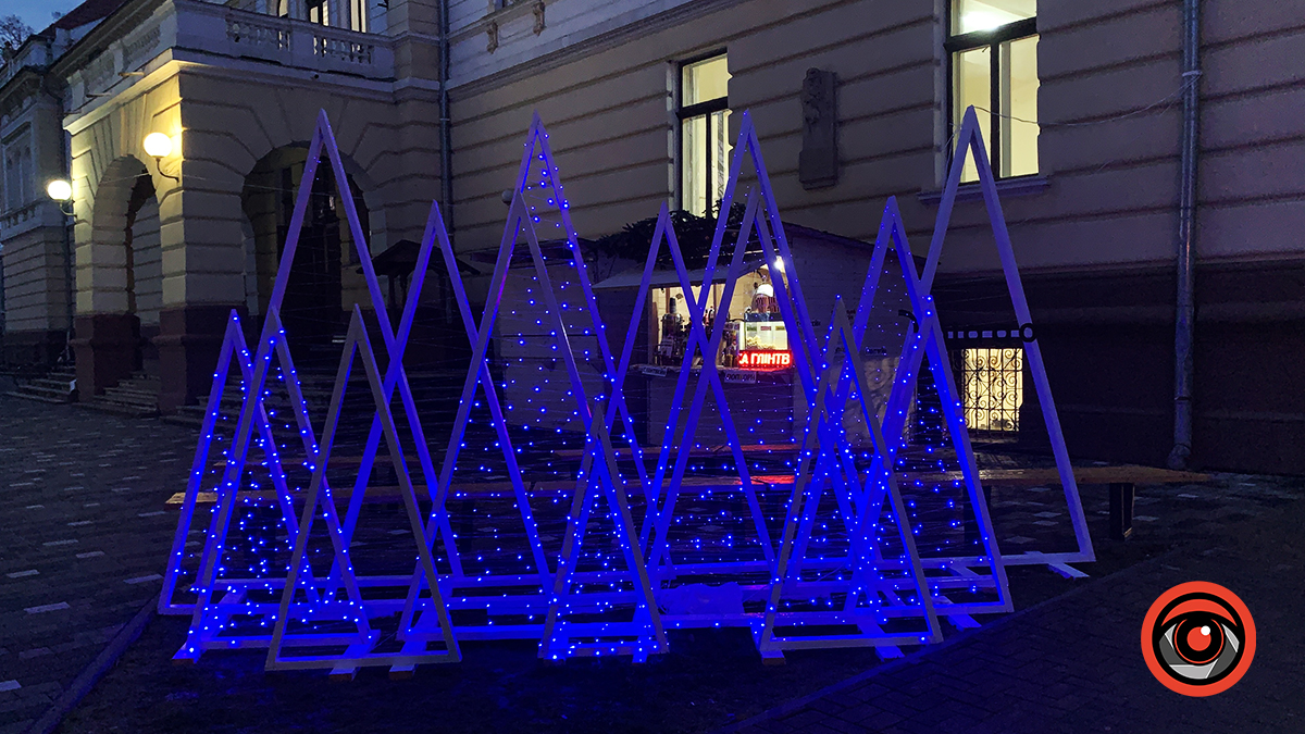 У Коломиї створили різдвяну інсталяцію на вул. Театральній