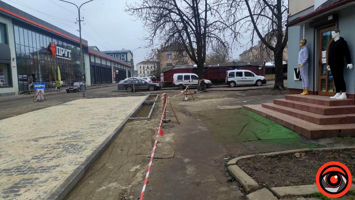 Не для людей, а для машин: ремонт на вул. Шухевича в Коломиї не торкнувся тротуарів