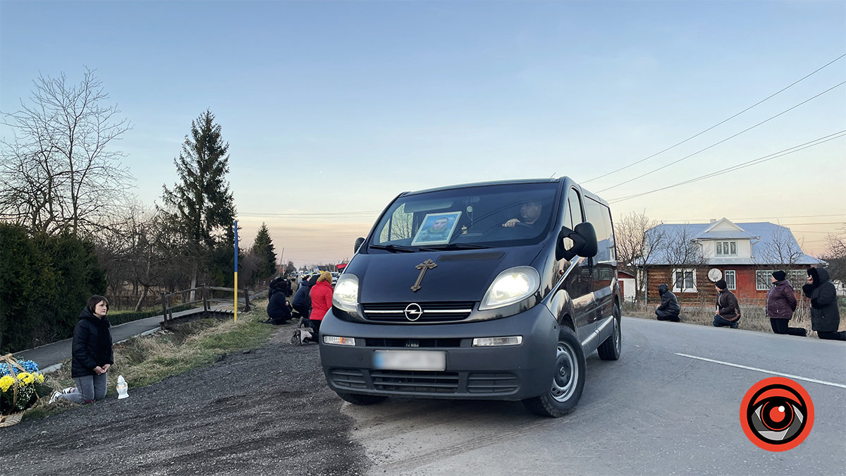 У Мишині громада зустріла загиблого юного воїна Миколу Мочернюка