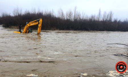 На Снятинщині рятувальники витягували з води спецтехніку