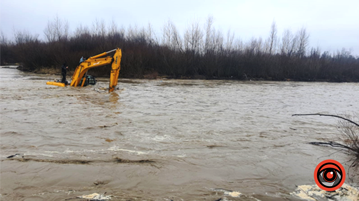 На Снятинщині рятувальники витягували з води спецтехніку