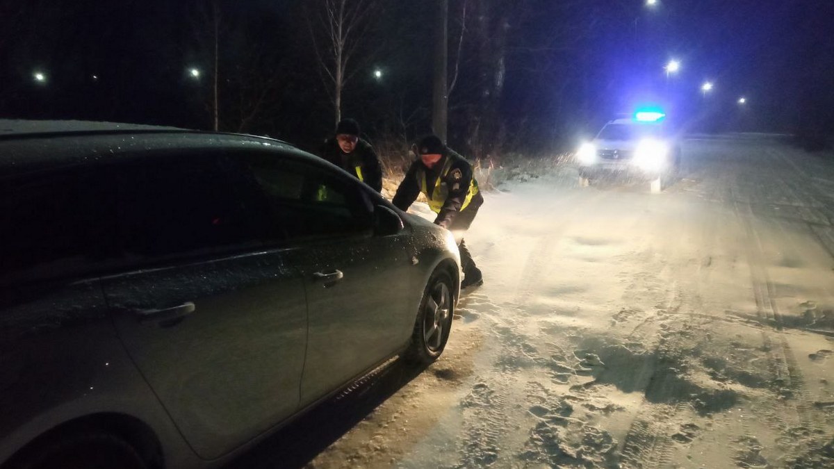 Під Коломиєю зі снігу витягали автомобіль