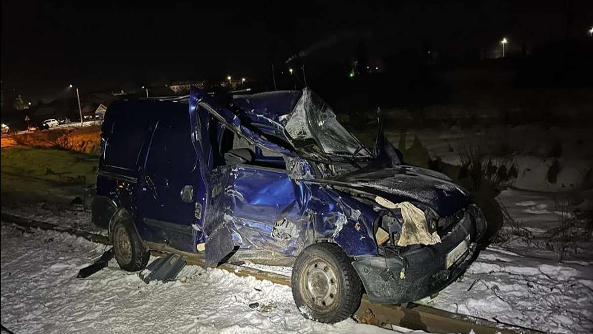 Водій не вижив: деталі зіткнення автомобіля та потяга на Прикарпатті