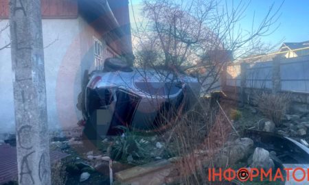 У Печеніжині водій "BMW" зніс паркан, влетів у будинок та перекинувся: постраждали пасажирки